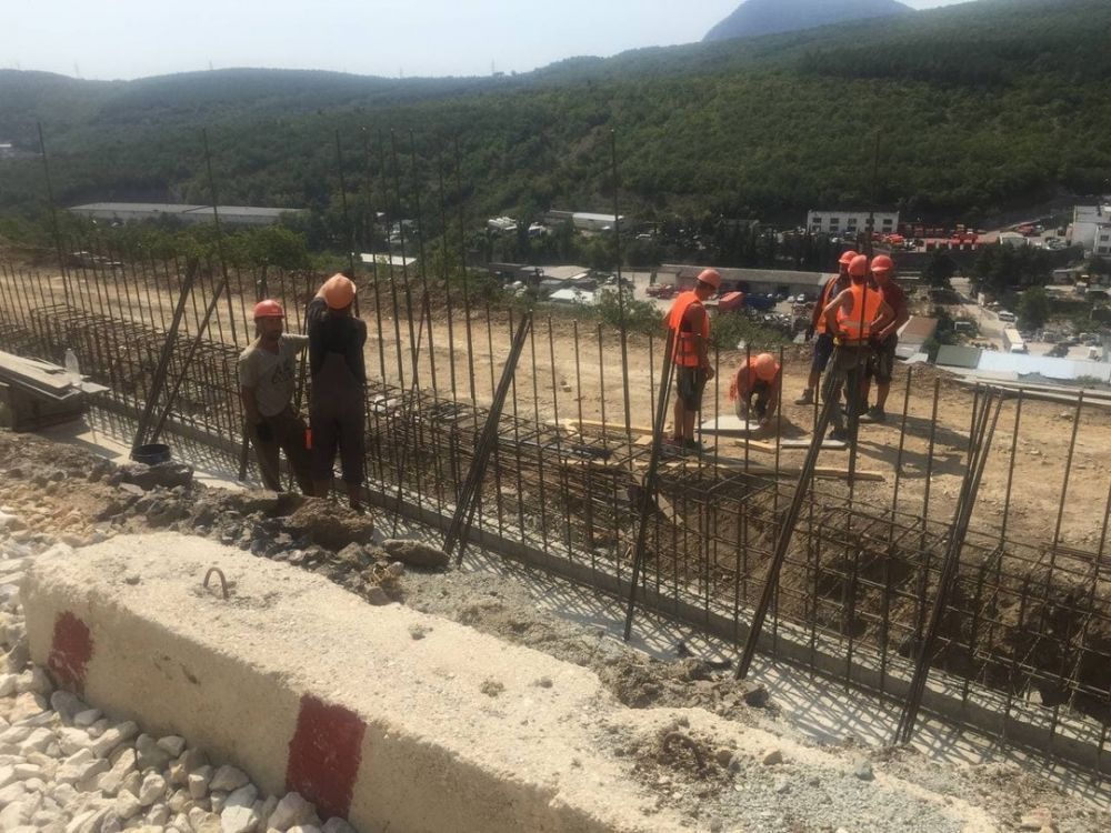 Строительный алушта. Стройка в Алуште в лесу. Жилищное строительство Алушты.