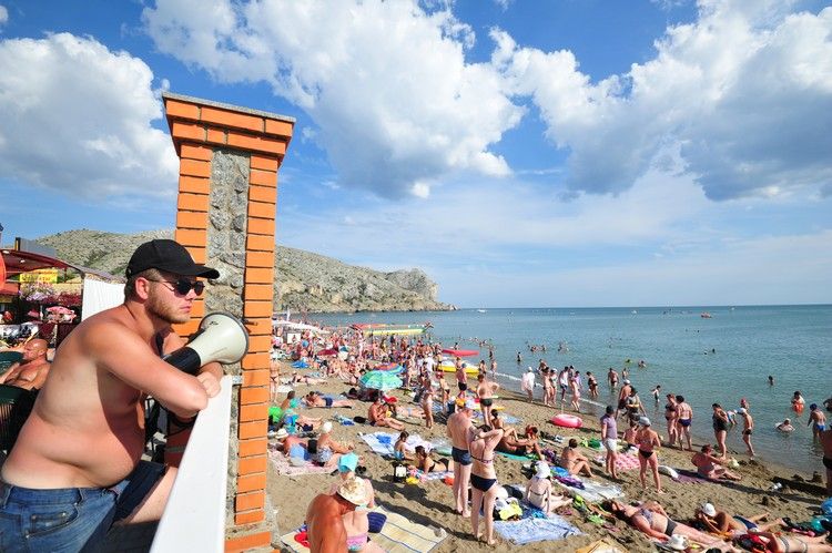 «Черные списки» гостей и персонала: Чем отличился курортный сезон-2021 в Крыму