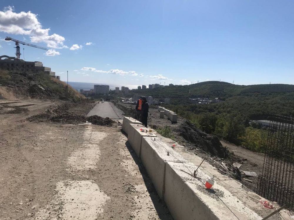 Строительный алушта. Алушта 60 лет СССР новая дорога. Разрыли дорогу ЖК семейный. Жилищное строительство Алушты.