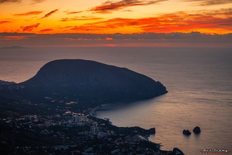 В соцсети появились 5 фото восхода солнца на Южном берегу Крыма в сентябре
