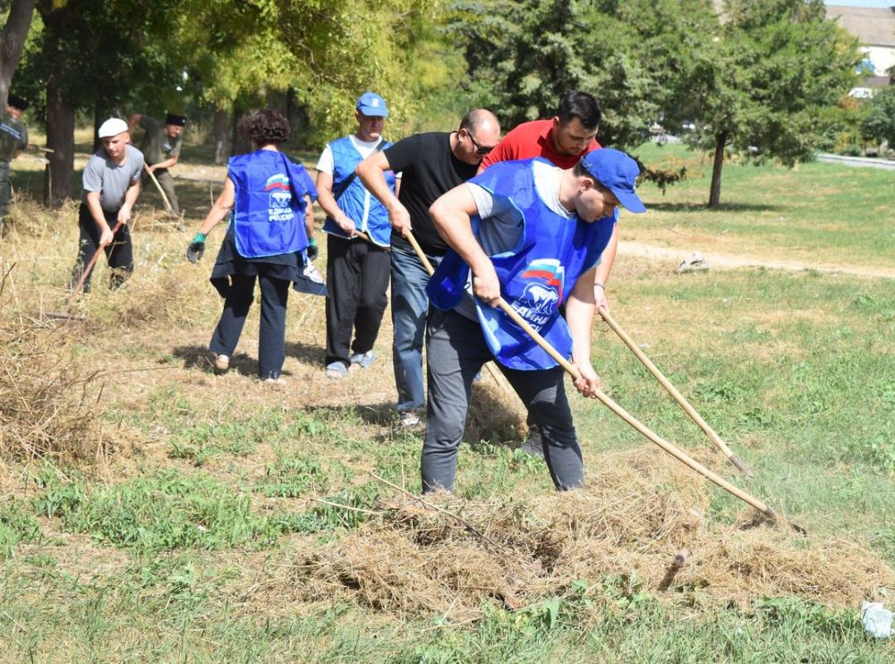 Ситуация в крыму на сегодняшний день новости. Волонтёры на субботнике. Субботник в Джанкое речка Степная. Субботник прошел. Футболисты «Сокола» с граблями выступили в поддержку экологии.