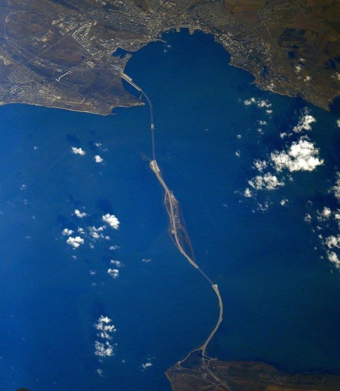 Космонавт Антон Шкаплеров сфотографировал Крымский мост из космоса