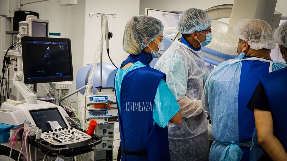 В Крыму медики впервые проводят операцию по замене одного из клапанов сердца без надреза грудной клетки