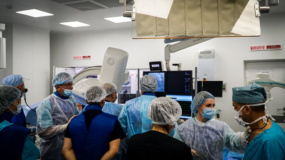 В Крыму медики впервые проводят операцию по замене одного из клапанов сердца без надреза грудной клетки