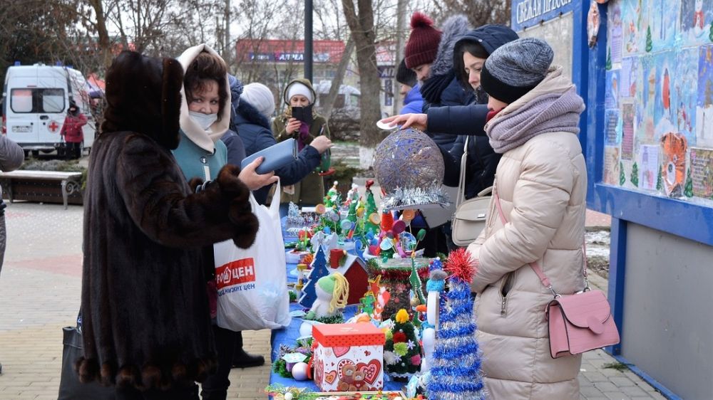 Погода пгт первомайское. Предновогодняя ярмарка. Дет дом на Первомайской. Первомайское.