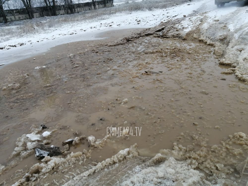 Жители села под Симферополем бьют тревогу: водитель школьного автобуса отказывается возить детей из-за огромной ямы на дороге