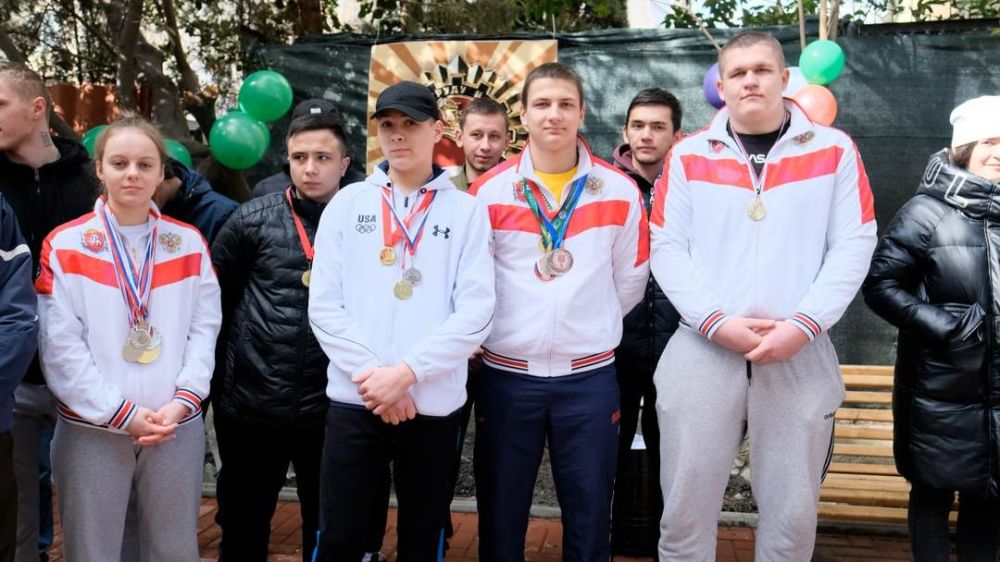 директор спортивного зала в крыму. директор спортивного зала в крыму. симеиз школа. директор спортивного зала в крыму. журавская школа кировский район крым.