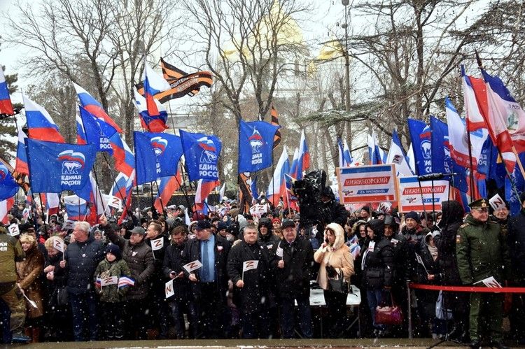 Март симферополь. Митинг в Симферополе 18 марта 2022. Митинг в Симферополе 18 марта 2014. Митинг Крымская Весна 2022. Крымская Весна Симферополь.