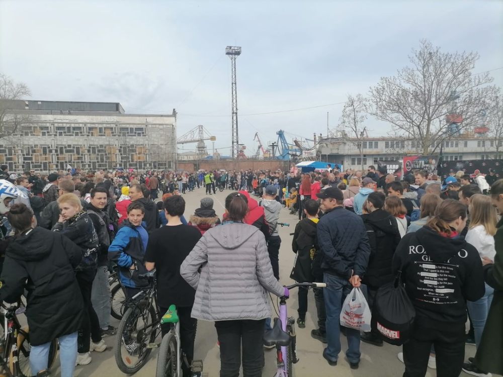 Погода в керчи сегодня. Крым сейчас. День освобождения Керчи. Вокзалы городов. Центр Керчи.