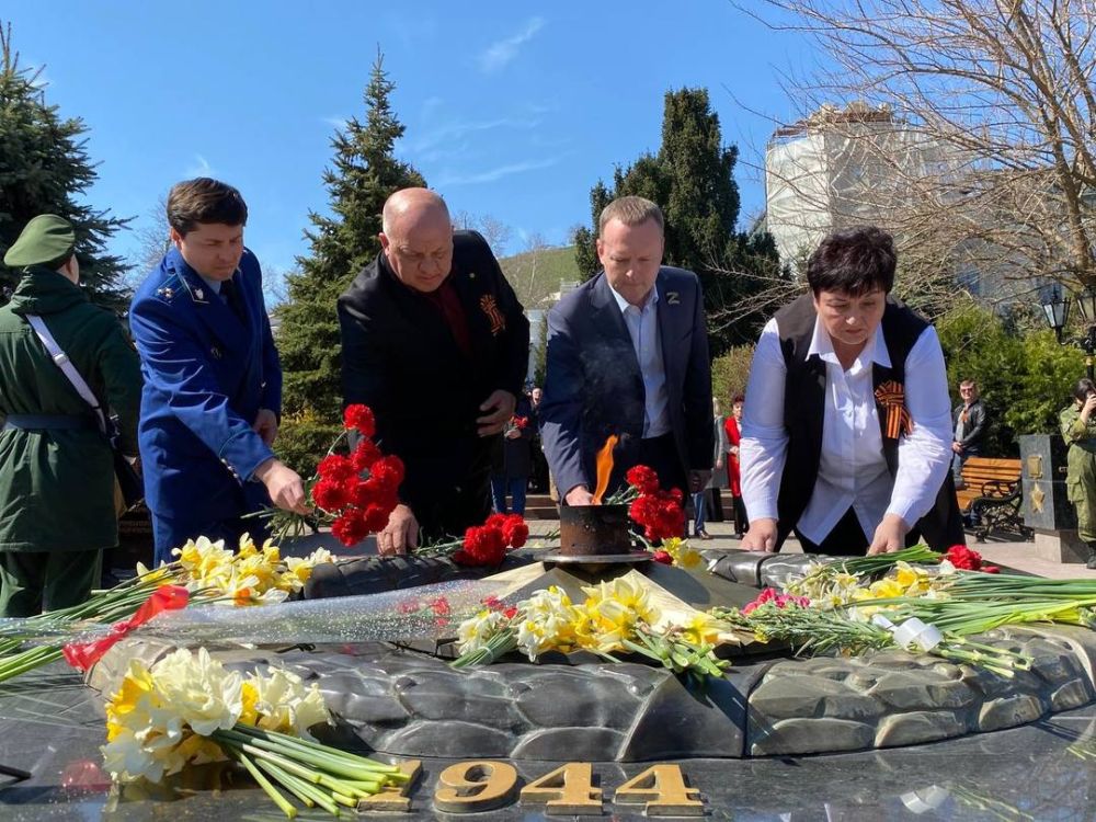 Освобождение керчи 11 апреля. 11 апреля день освобождения керчи. возложение цветов к вечному огню. 11 апреля освобождение керчи. 11 апреля день освобождения керчи картинки.