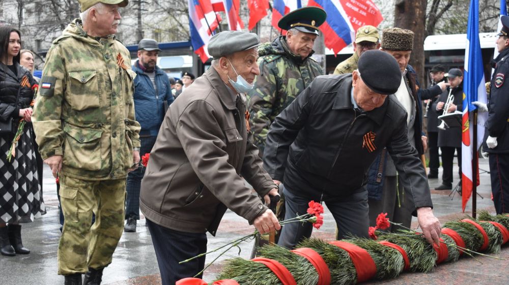 День освобождения симферополя от немецко фашистских захватчиков. Освобождение Симферополя 13 апреля. Годовщина освобождения Симферополя. Возложение венков. Возложение Симферополь.