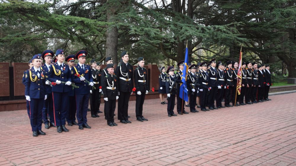 Погода в почетном. Почетный караул СССР. Одесские школьники заступили в Почетный караул.