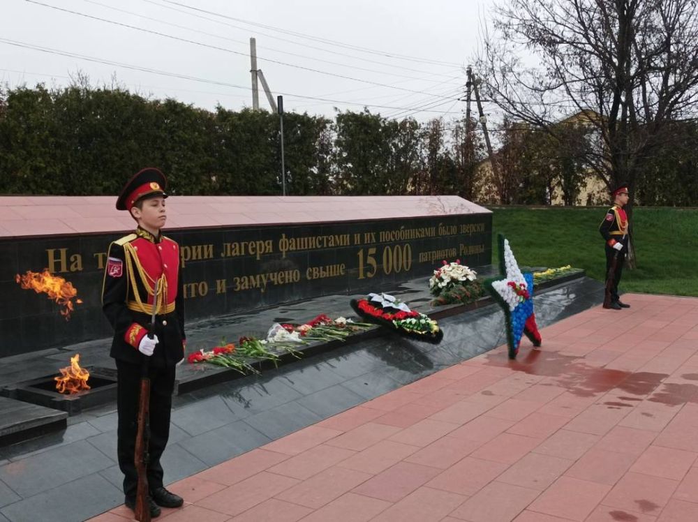 Память народа памятник. Мемориальный комплекс концлагерь красный Симферополь. Мемориальный комплекс концлагерь красный село мирное. Мемориальный комплекс концлагерь красный Симферополь ночью. Вечный огонь концлагерь красный.