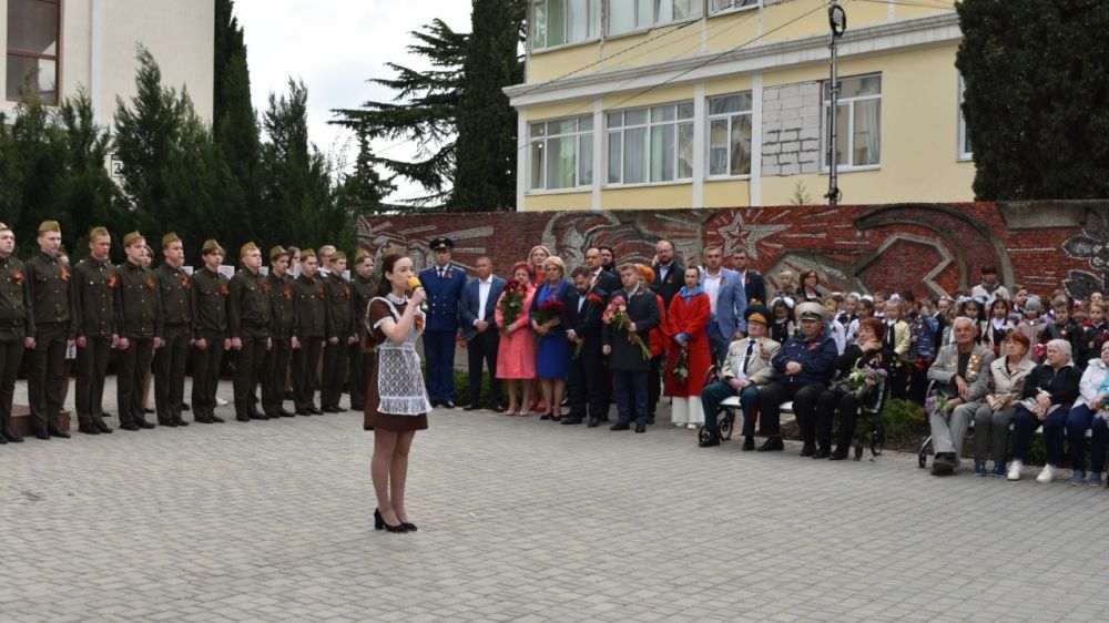 Новости алушты. День Победы Алушта 2022. Алушта коленопреклонение 2018.