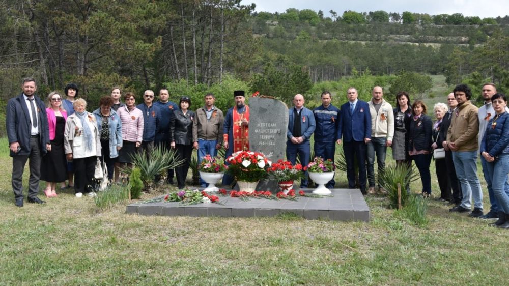 У мемориала жертв фашистского террора почтили память трагически погибших невинных жителей в годы Великой Отечественной войны