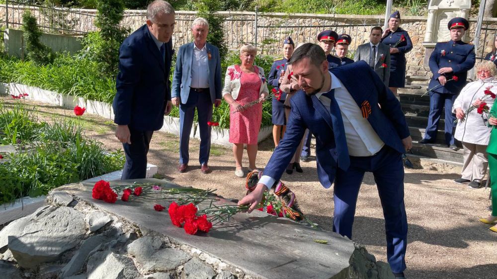 Руководство города и района отдали дань памяти защитникам Отечества у мемориалов воинской славы