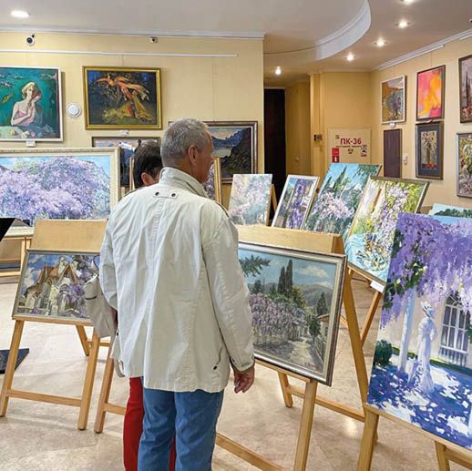 То в глаз тебе глициния: в Ялте открылась выставка картин крымских художников