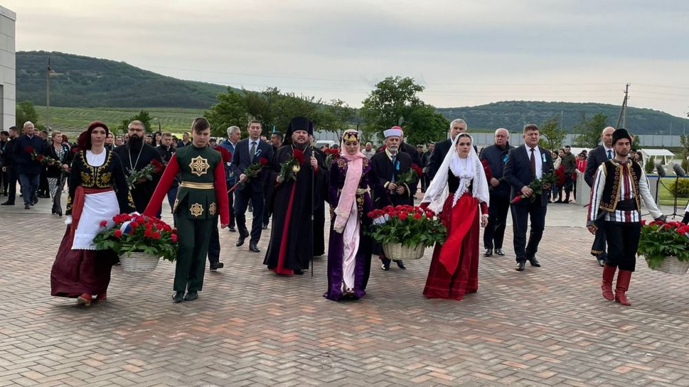 Благо крым. Мемориальный комплекс путь Возрождения народов Крыма. Мемориал Возрождения народов Крыма. Народы Крыма.