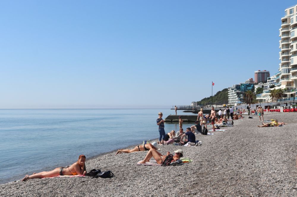 Пляж Алупки с большими камнями шезлонгами