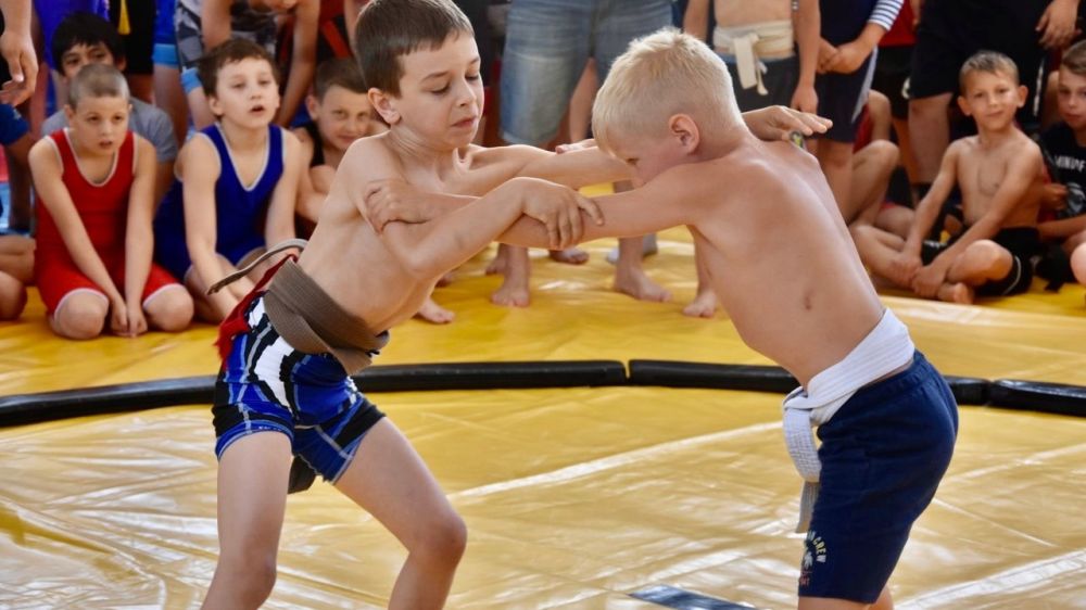 В Бахчисарае сегодня состоялся второй Открытый благотворительный турнир ГБУ РК «Спортивная школа № 7» по сумо среди юношей и девушек, приуроченный ко Дню России.