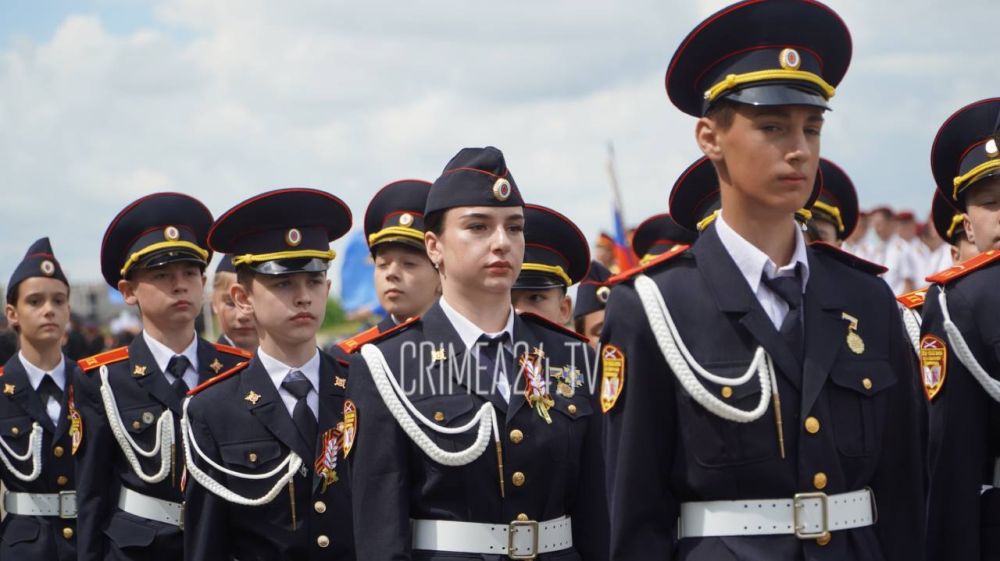 В Симферополе прошел парад кадетских классов Крыма