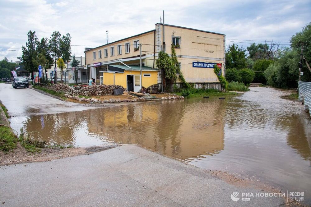Удар стихии по Крыму: затопленные села, сель в санатории и буйный Салгир