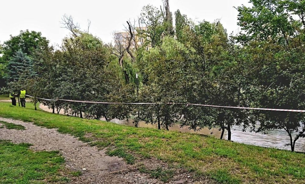 Реку Салгир в Симферополе огородили лентой
