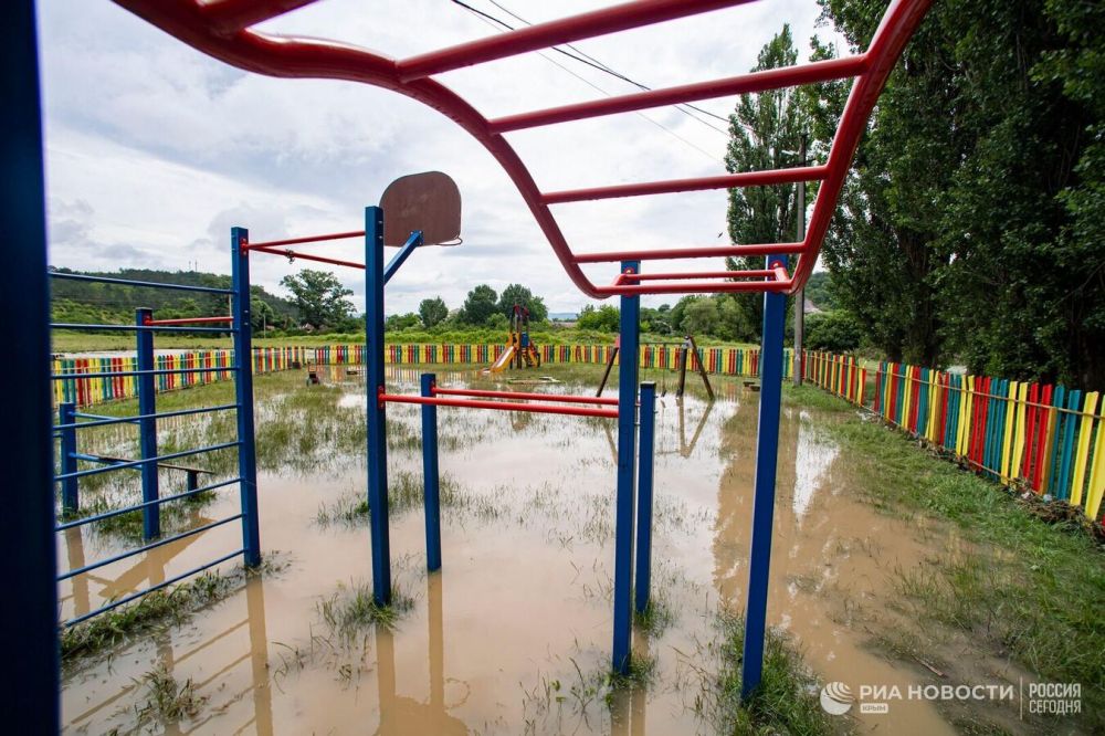Удар стихии по Крыму: затопленные села, сель в санатории и буйный Салгир