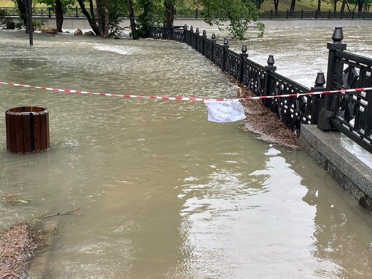 Исчезли мосты и затопило деревья: как сейчас выглядит Салгир, затопивший Гагаринский парк