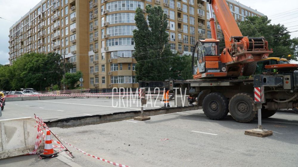 В Симферополе на улице Толстого укрепляют место размыва обрушившейся части моста