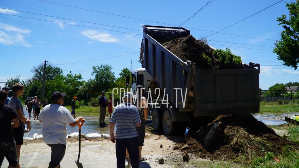 Стены из мешков и грузовики с песком: Как люди спасают своё жилье от воды в селе Новоандреевка