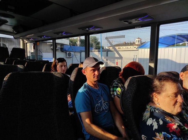 Вспомнить родину и проведать семью: пассажиры первого автобуса из Симферополя рассказали, зачем едут в Херсон