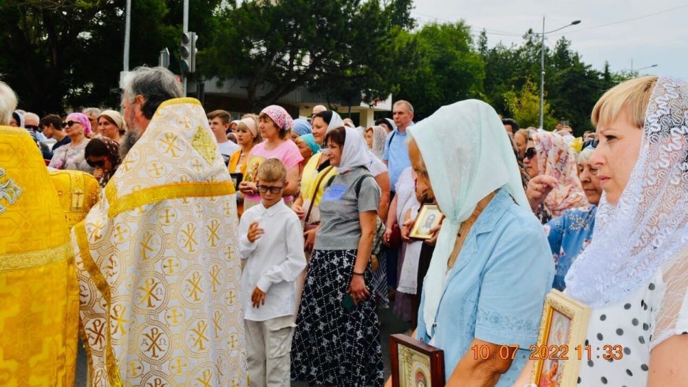 Бахчисарайцы почтили память покровителей семейного очага крестным ходом.