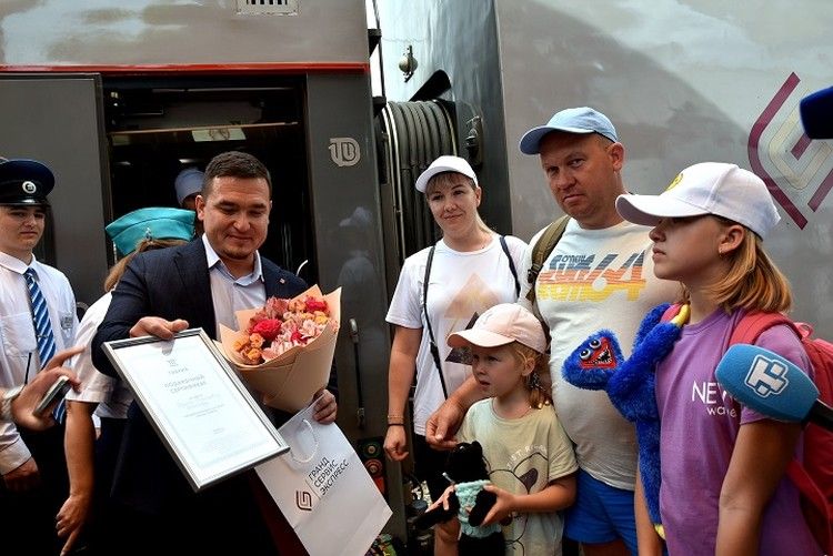 Группа туристов прибыла. Семимиллионный пассажир прибыл в Севастополь. Поезд Таврия Сочи Симферополь. Stop Крым meeting.