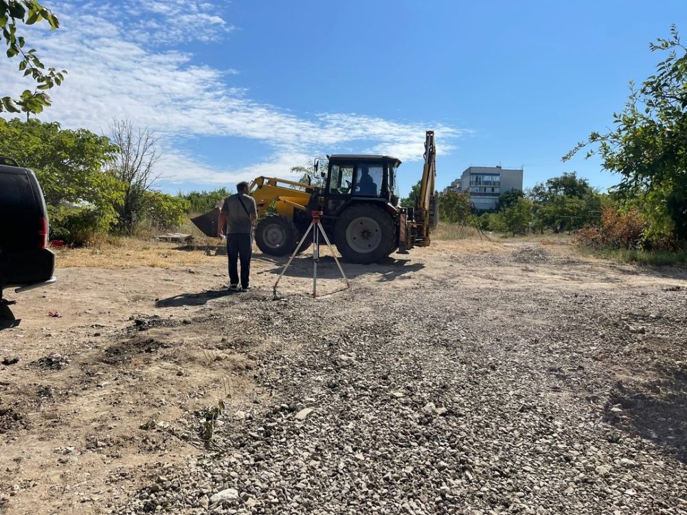 В поселке Черноморском продолжается ремонт придомовых территорий ...