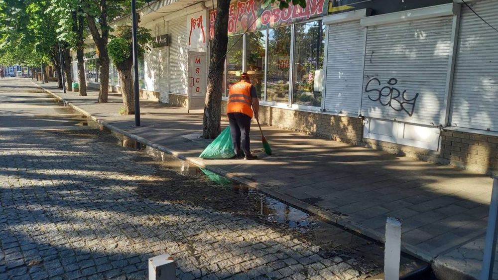 Мбу город фото. Крым улицы. На улице. Город Симферополь. Городская улица.