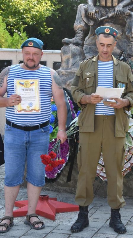 В Бахчисарае, на Аллее славы отметили День Воздушно-десантных войск.