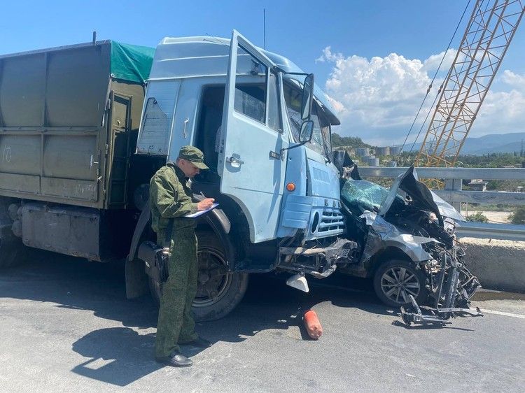 Погиб водитель с Кубани, а 7-летний мальчик и годовалая девочка получили травмы: подробности массового ДТП под Севастополем