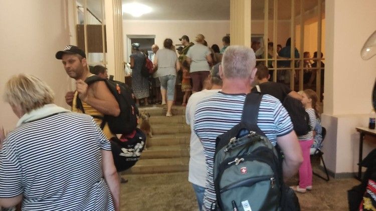 Перевозят всех желающих: из Новофедоровки, где прогремели взрывы, эвакуировали 120 человек