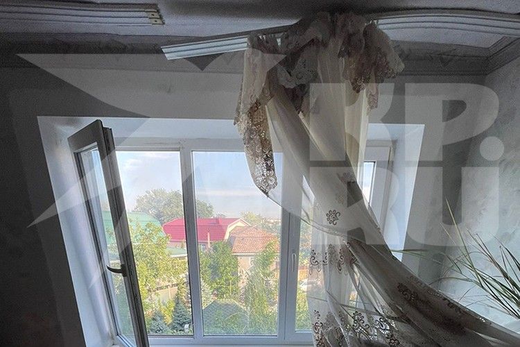 Последствия взрывов в Новофедоровке 9 августа 2022 года: выбило окна, крыши пробиты, пробки на выезд из города