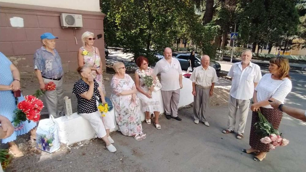 В Алуште в преддверии Дня строителя возложили цветы к мемориальной доске Василия Бородаенко