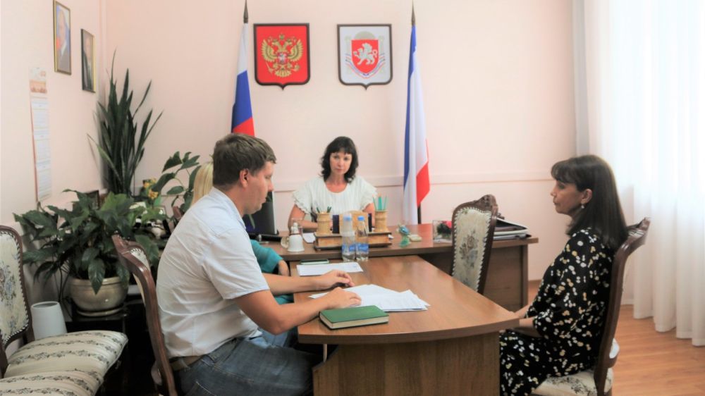 Татьяна Манежина провела встречу с директором Республиканской крымскотатарской библиотеки Гульнарой Ягьяевой