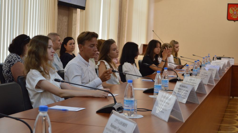 Выпускникам крымских школ, получившим 100 баллов на ЕГЭ, вручены благодарственные письма и ценные подарки