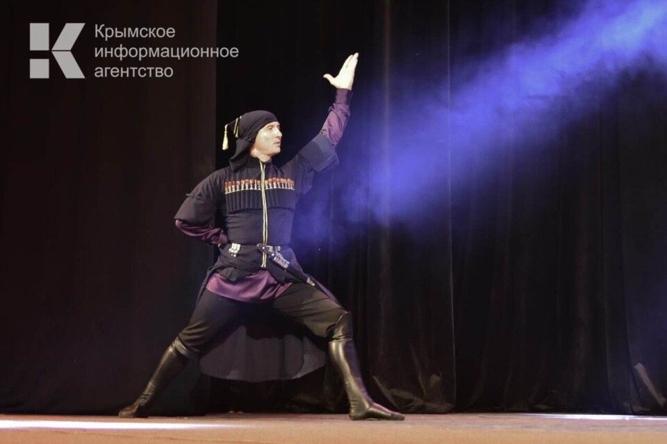 Ансамбль народного танца из Адыгеи выступил в Симферополе