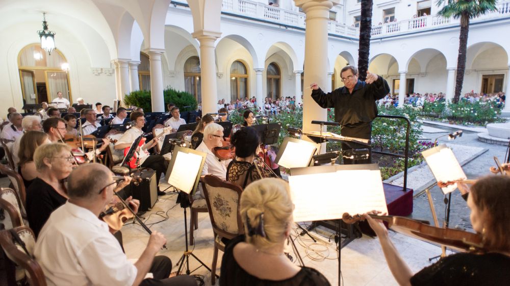 Академический симфонический оркестр Крымской государственной филармонии выступил с концертом в Ливадии