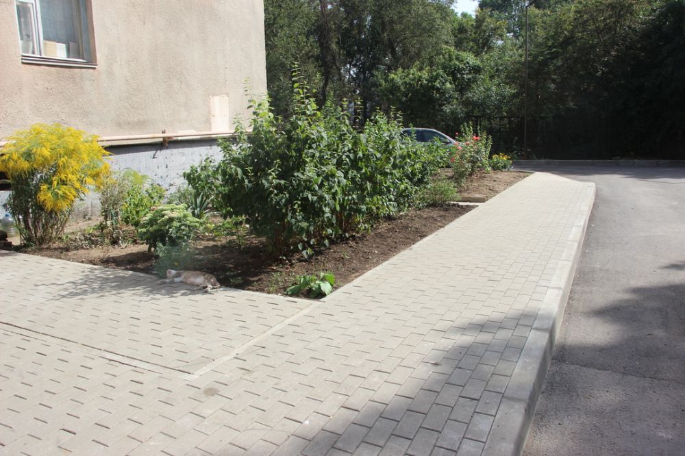 Двор ж. Бавария васхнил новосибирск. Двор ж. Бавария краснообск. Благоустройство дворовой территории севск карла либкнехта.