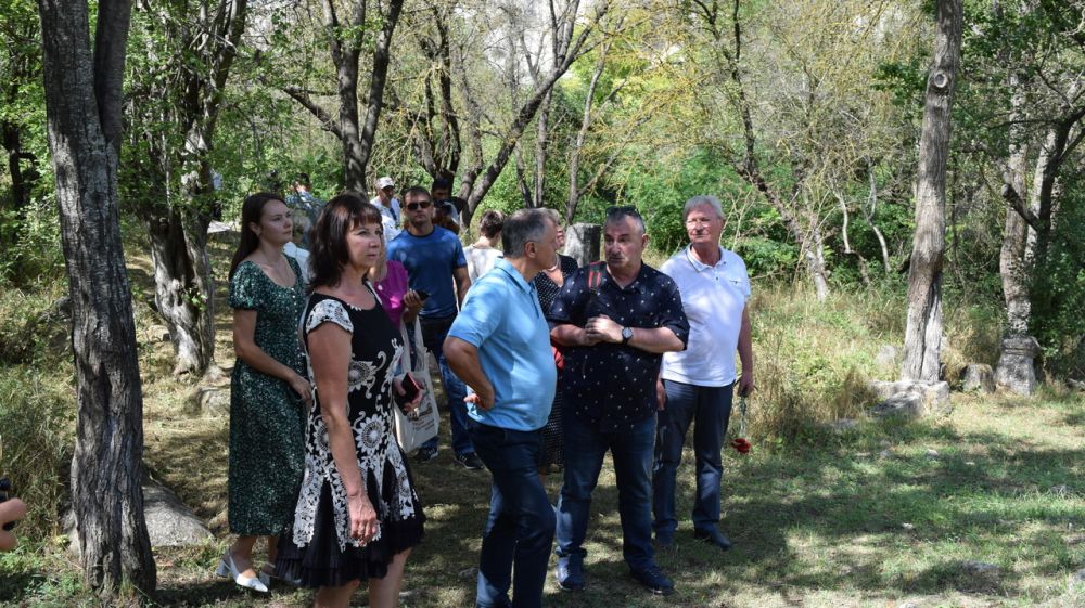 Министр культуры Крыма посетила воинские захоронения времен Крымской войны в Бахчисарайском районе