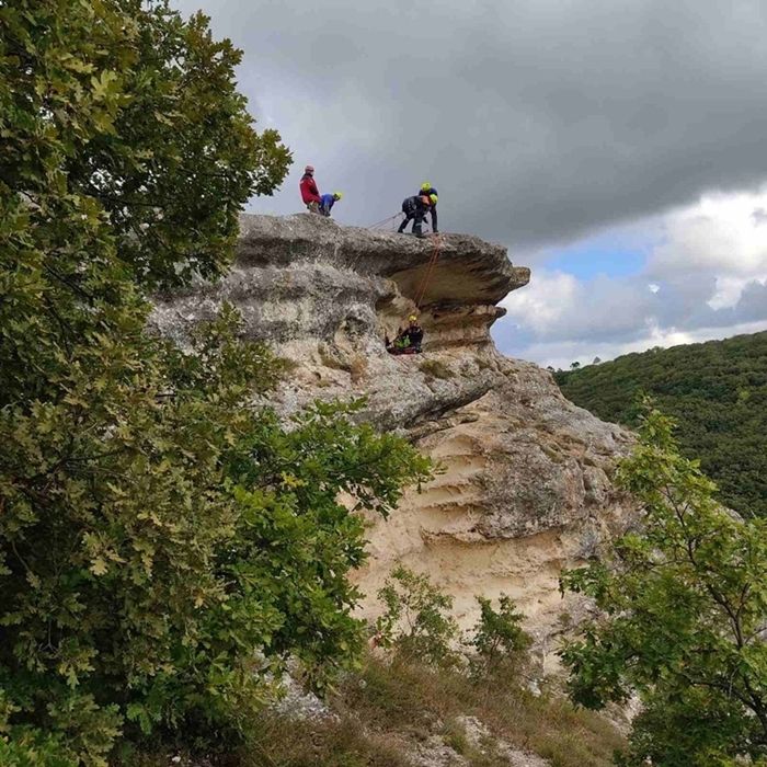 Рк крым. Тропа на скале Крым. Каньон опасный. Плачущая скала в Крыму. Крим.