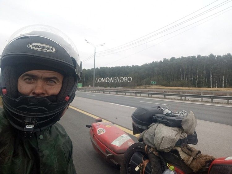 Пришлось пережидать дожди: крымчанин, на спор отправившийся на мотоцикле в Магадан, добрался до юга России
