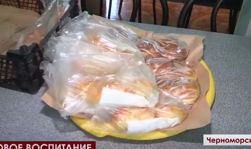 Семья из Крыма готовит обеды для российских военных